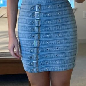 Stylish belted denim skirt!